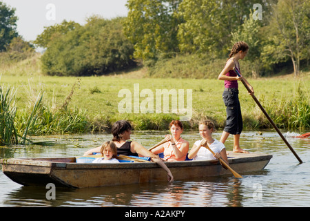 Bootfahren auf dem Fluss Great Ouse an einem lauen Sommertagen Nachmittag Stockfoto