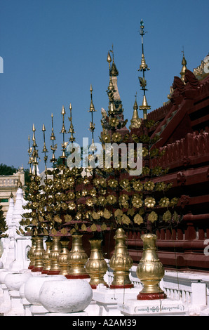 Myanmar Burma Pagan Bagan Shwezigon Pagode kleine Stupas im Rathaushof Stockfoto