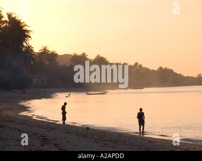 Thailand Ko Samui North Coast Bang Por Strand Sonnenuntergang Menschen zu Fuß entlang der Küste Stockfoto