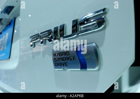 Prius Hybrid Synergy Drive Abzeichen auf der Rückseite des Toyota Prius 2006 Stockfoto