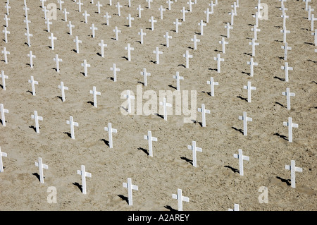 Ein Meer von weißen Kreuze am Strand von Santa Monica, Los Angeles, Kalifornien, USA. Stockfoto