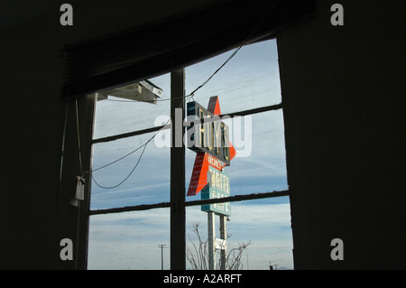 Anzeigen von 'Roys Cafe' Route 66 Amboy, Kalifornien, USA, anmelden, wie durch Motel Zimmer Fenster gesehen. Stockfoto