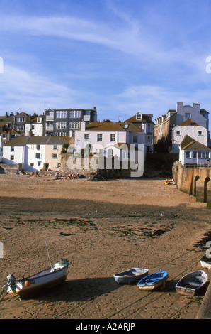 Flut gegangen, verlassen Bojen geerdet bei St Ives Hafen Cornwall England Nummer 1865 Stockfoto