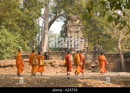 Kambodscha Siem Reap Kulturerbe Angkor Tempel Angkor Thom der Baphuon Linie der buddhistischen Mönche Stockfoto