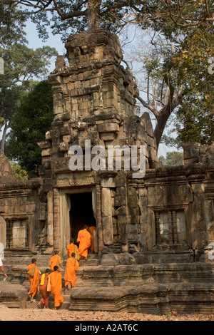 Kambodscha Siem Reap Angkor Thom der Baphuon Linie der buddhistischen Mönche auf der Durchreise Tor in Tempel Phimeanakas Stockfoto