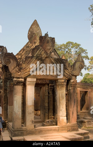 Kambodscha Siem Reap Angkor Tempel Banteay Srei hinduistischer Tempel Eingang zum zentralen Zitadelle mit hoch geschnitzte Türsturz Stockfoto