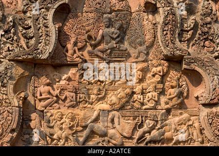 Kambodscha Siem Reap Angkor Tempel Banteay Srei hinduistischer Tempel gewidmet Shiva zentrale Zitadelle Detail der geschnitzte Türsturz Stockfoto