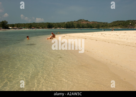 Thailand Ko Samui Choeng Mon Beach Menschen im seichten Wasser Stockfoto