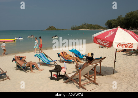 Thailand Ko Samui Choeng Mon Beach Touristen Sonnenbaden Stockfoto