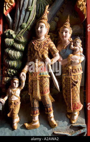 Thailand Ko Samui Religion Buddhismus Wat Nuan Naram Holzschnitzerei traditionell gekleideten Familie an Fenster Rolladen Stockfoto