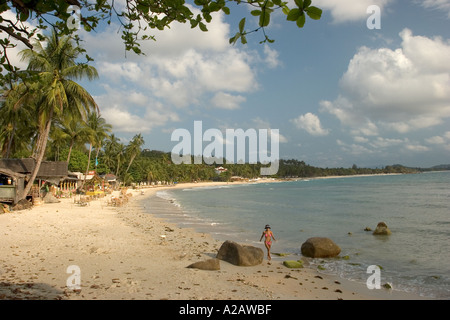 Thailand Ko Samui Ostküste Chaweng Noi Übung Frau leeren Strand entlang spazieren Stockfoto