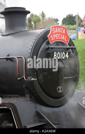 BR Standard 4MT 2-6-4 t 80104 mit Santa Special Kopfteil steht bei Swanage Station Stockfoto