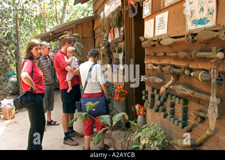 Kambodscha Siem Reap Land Mine Museum junge Familie von Touristen auf der Suche auf Display entschärft Kampfmittel Stockfoto