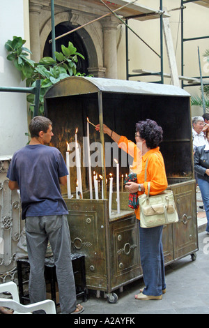 Licht einer Kerze AT St. Spiridonas Kirche. ALTSTADT VON KORFU. CORFU. GRIECHISCHEN IONISCHEN INSEL. EUROPA Stockfoto