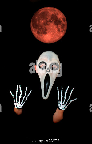 Junge verkleidet für Halloween, tragen ein Scary Movie Maske & Gloves.Also bekannt als alle Seelen Nacht Stockfoto