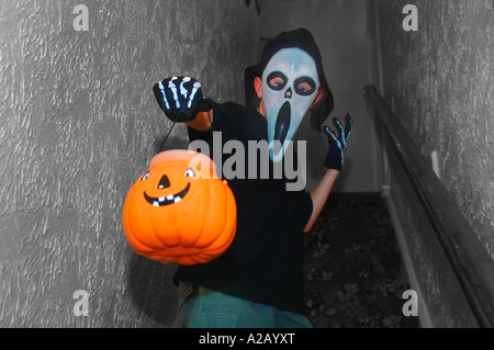 Junge verkleidet für Halloween, tragen ein Scary Movie Maske & Gloves.Also bekannt als alle Seelen Nacht Stockfoto