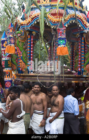 Männer, die darauf warten, dem Wagen aus dem Sri Kanaga Thurkai Amman Tempel der jährlichen Chariot Festival West Ealing London bewegen Stockfoto