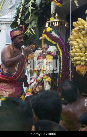 Heiliger Mann aus dem Sri Kanaga Thurkai Amman Tempel der jährlichen Chariot Festival West Ealing London Stockfoto