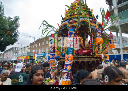 Die Charriot aus dem Sri Kanaga Thurkai Amman Tempel der jährlichen Chariot Festival West Ealing London Stockfoto