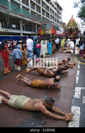 Männer aus Sri Kanaga Thurkai Amman Tempel Piralheddai der jährliche Chariot Festival West Ealing London durchführen Stockfoto