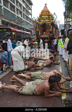 Männer aus Sri Kanaga Thurkai Amman Tempel Piralheddai der jährliche Chariot Festival West Ealing London durchführen Stockfoto