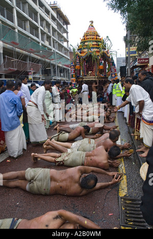 Männer aus Sri Kanaga Thurkai Amman Tempel Piralheddai der jährliche Chariot Festival West Ealing London durchführen Stockfoto