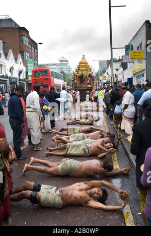 Männer aus Sri Kanaga Thurkai Amman Tempel Piralheddai der jährliche Chariot Festival West Ealing London durchführen Stockfoto