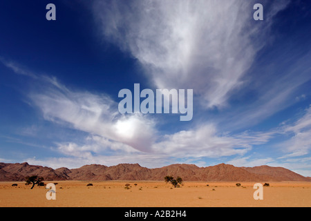 Trocknen Sie Landschaft mit Bergen und bewölktem Himmel. Tiras Bergen, Farm Koiimasis, Namibia Stockfoto