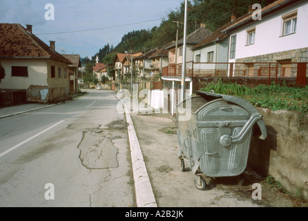 Gesamtansicht mit Blick auf das Zentrum von Srebrenica, Bosnien. Stockfoto