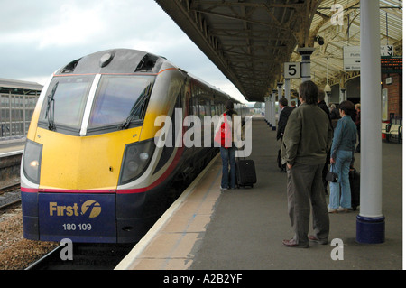 First Great Western Zug ziehen in Taunton Bahnhof mit Passagiere warten am Bahnsteig, UK Stockfoto