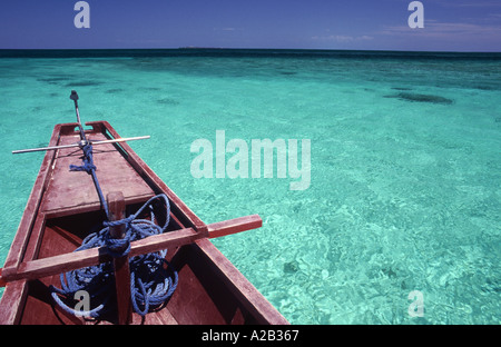 Ein Boot über ein Korallenatoll Apo Reef Marine natürlichen Park Mindoro Philippinen reisen Stockfoto