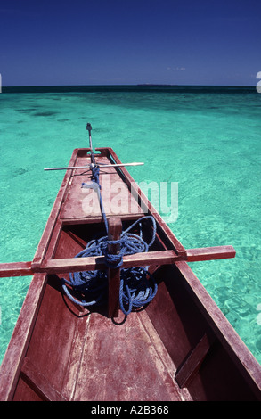 Ein Boot über ein Korallenatoll in Apo Reef Marine Naturpark aus Mindoro Philippinen reisen Stockfoto