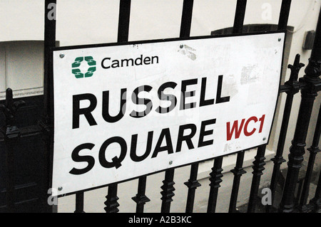 Londoner Stadtteil Camden Schild mit Name des Russell Square am Geländer, London, UK Stockfoto