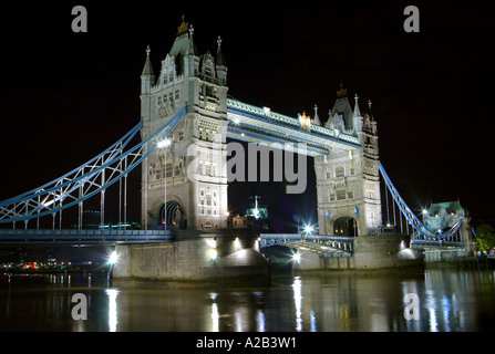 Blick auf Tower Bridge bei Nacht, London, UK Stockfoto