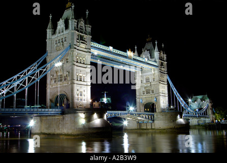 Blick auf Tower Bridge bei Nacht, London, UK Stockfoto