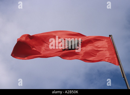 Die albanische Flagge fliegt über der alten Zitadelle Beyrat Berat in Mittelalbanien Stockfoto