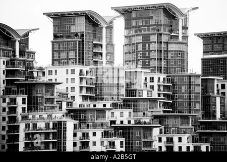 Black And White monochrome St George Wharf modernen Luxus gehobenen Wohn Entwicklung Wohnung PenCentral London England UK Stockfoto