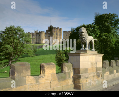 Alnwick Castle von Lion bridge (mit Skulptur der Percy Lion), Alnwick, Northumberland, England, UK. Stockfoto