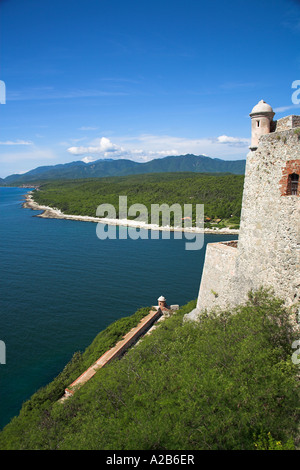 Castillo del Morro und Sierra Maestra Berge, San Pedro De La Roca, Morro Castle, Bucht von Santiago, Santiago De Cuba, Kuba Stockfoto