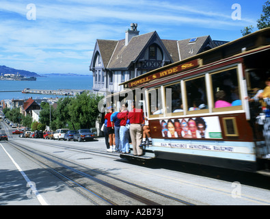 Seilbahn erklimmen Hyde Street mit Insel Alcatraz in der San Francisco Bay unten Stockfoto