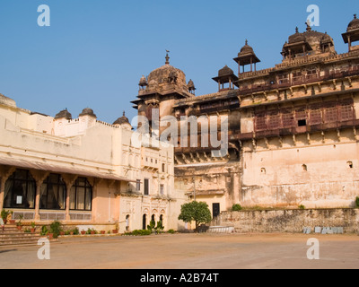 17. Jahrhundert Kuppel gekrönt von Chhatris Jahangir Mahal Palace Tiered Palast Pavillons Orchha Madhya Pradesh, Indien Stockfoto