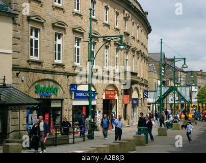 Spring Gardens in Buxton die wichtigste Einkaufsstraße in der Stadt in Derbyshire Peak District England Großbritannien Stockfoto