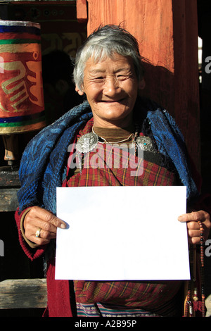 Ethnische Porträt eine tibetische Frau reichte ein Weißbuch für umzuwandeln Stockfoto