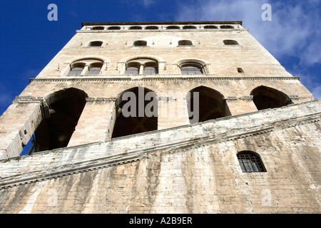 Niedrigen Winkel-Blick auf den Palazzo dei Consoli in Gubbio, Italien Stockfoto