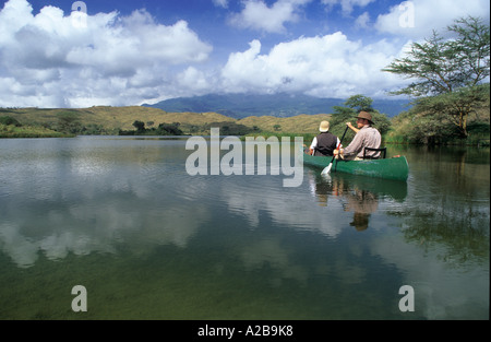 Kanu auf Momella See, Mount Meru, Arusha National Park, Tansania Stockfoto