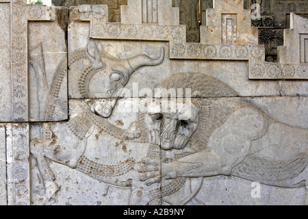 Szene aus der persischen Mythologie in der Apadana-Treppe, Persepolis, Iran Stockfoto