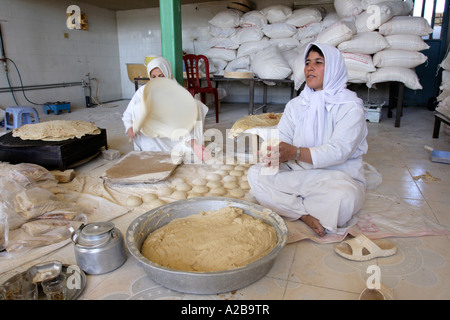 Frauen, die Herstellung von Brot in eine traditionelle Bäckerei, Iran Stockfoto