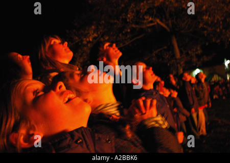 Masse nach oben auf das Feuerwerk am Abend Lagerfeuer Stockfoto