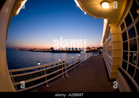 Blick von Worthing Pier bei Nacht Sussex UK Stockfoto