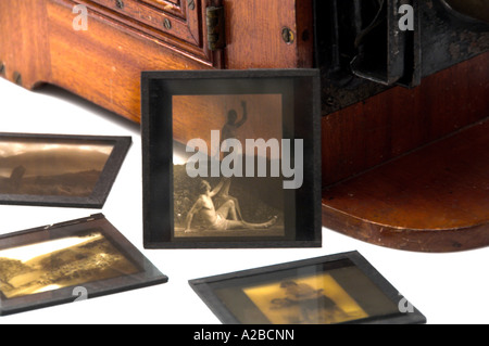 Eine magische Laterne Dia Projektor frühen 1900er Jahren mit Folien Stockfoto